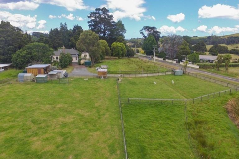 Photo of property in 32 Franklin Road, Paparoa, 0571