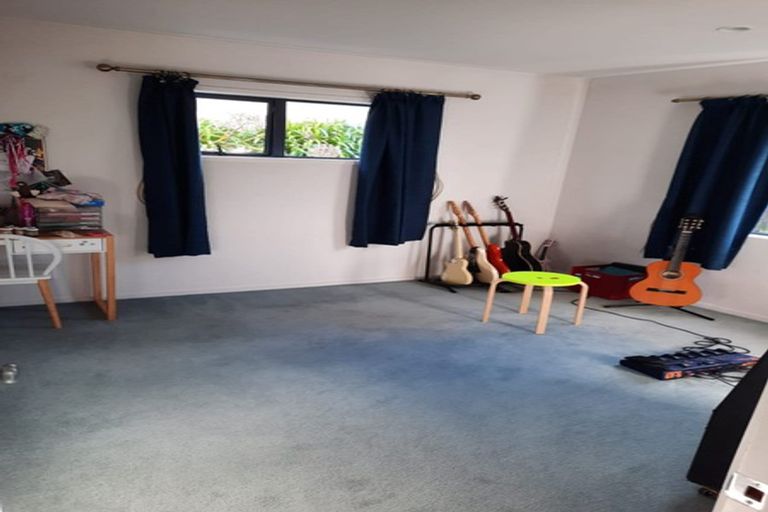 Photo of property in 8 Forbes Lane, Newlands, Wellington, 6037