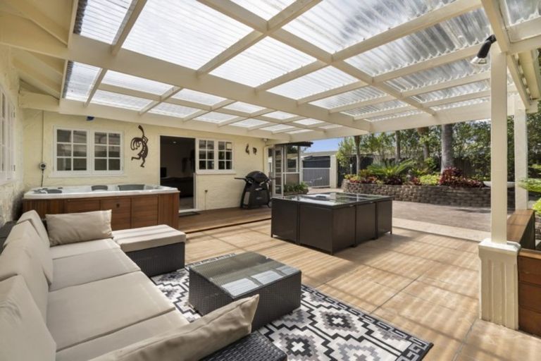 Photo of property in 53 Nui Mana Place, Te Atatu South, Auckland, 0610