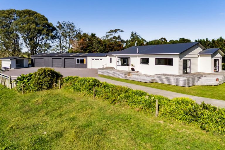 Photo of property in 805 Richmond Road, Lepperton, New Plymouth, 4373