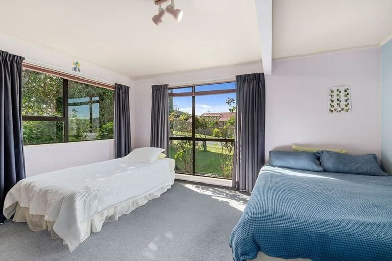 Photo of property in 18 Ordley Grove, Tawa, Wellington, 5028