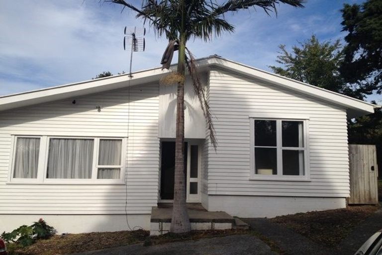 Photo of property in 1/44 Lysander Crescent, Beach Haven, Auckland, 0626