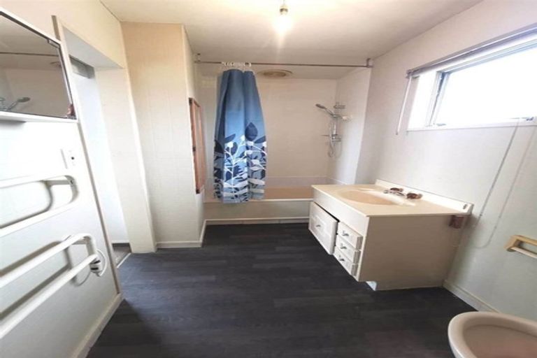 Photo of property in 3 Glenora Place, Hornby, Christchurch, 8042