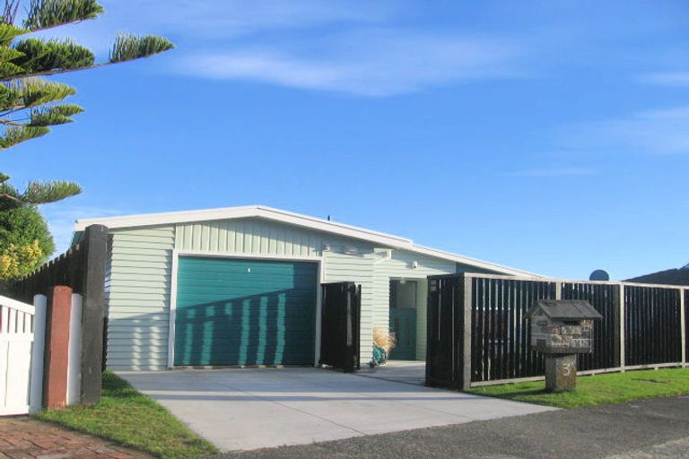 Photo of property in 3 Doon Grove, Papakowhai, Porirua, 5024