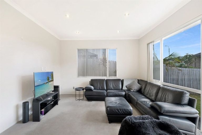 Photo of property in 5 Mulroy Place, Pinehill, Auckland, 0632