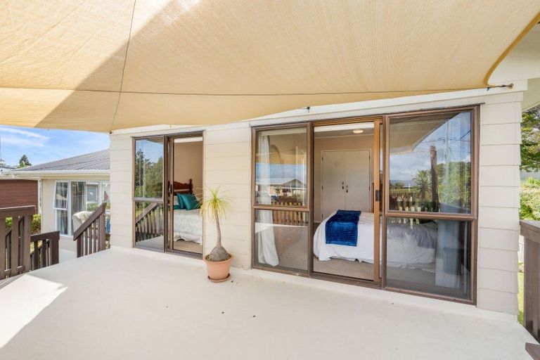 Photo of property in 11 Karoro Road, One Tree Point, 0118