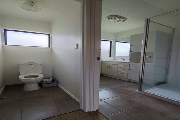 Photo of property in 47 Meadowood Drive, Unsworth Heights, Auckland, 0632