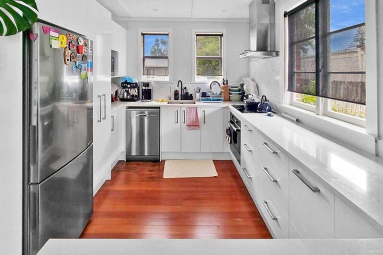 Photo of property in 2/11 Fruitvale Road, New Lynn, Auckland, 0600