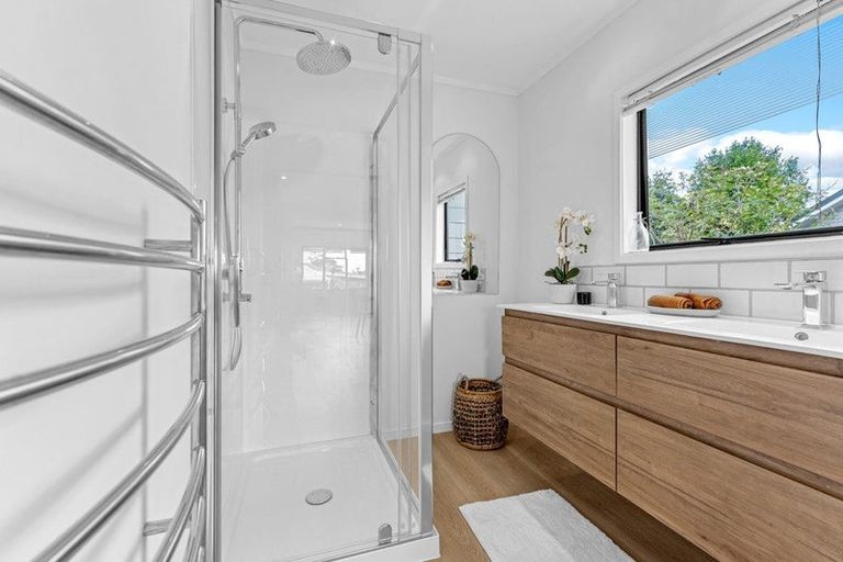 Photo of property in 12 Cleve Road, Green Bay, Auckland, 0604