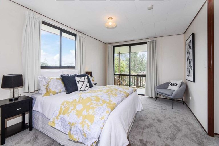 Photo of property in 72 Totaravale Drive, Totara Vale, Auckland, 0629