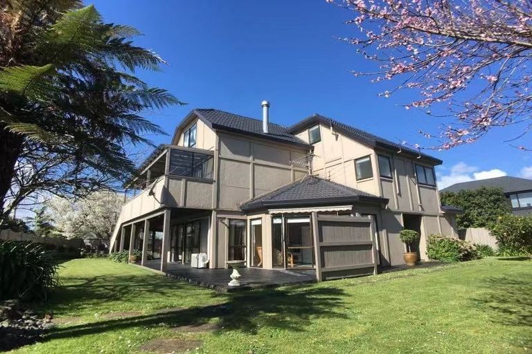 Photo of property in 13 Framalda Place, Conifer Grove, Takanini, 2112