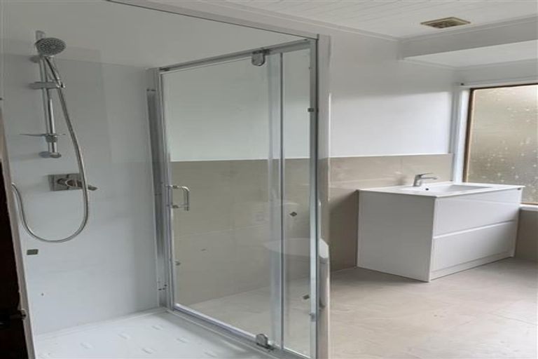 Photo of property in 5 Makepiece Place, Chatswood, Auckland, 0626