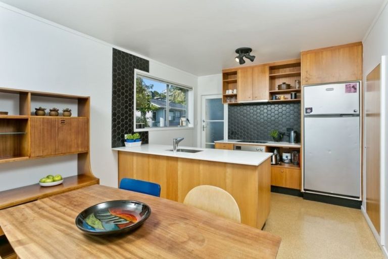 Photo of property in 2/38 Ayton Drive, Totara Vale, Auckland, 0629