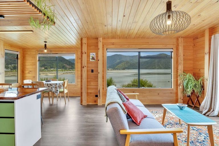 Photo of property in 127 Queen Charlotte Drive, Havelock, Picton, 7281