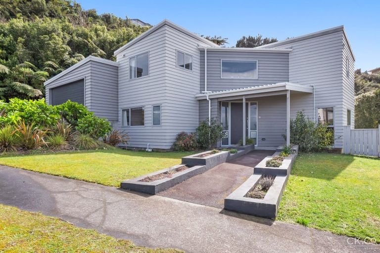 Photo of property in 18 Arahiwi Grove, Tirohanga, Lower Hutt, 5010