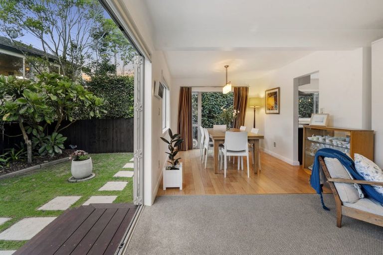 Photo of property in 2/7 Phillip Parade, Forrest Hill, Auckland, 0620