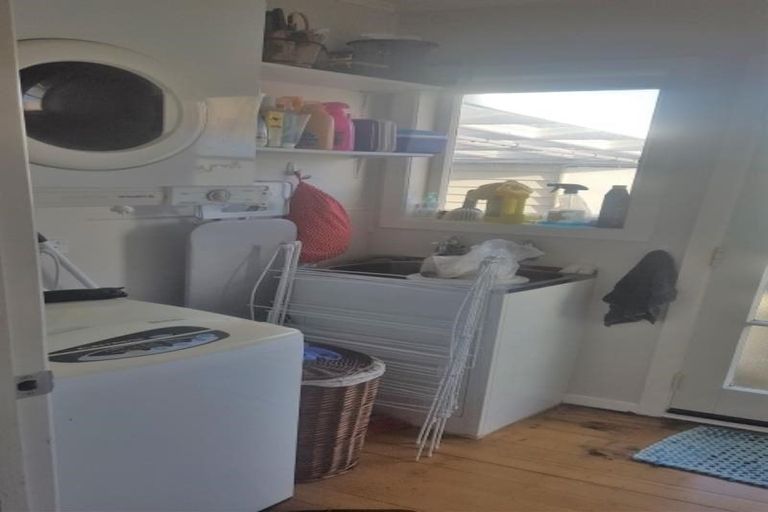 Photo of property in 1 Ward Crescent, Te Atatu Peninsula, Auckland, 0610