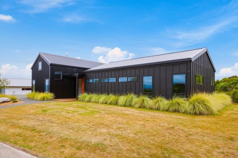Photo of property in 2 Peregrine Place, Kinloch, Taupo, 3377