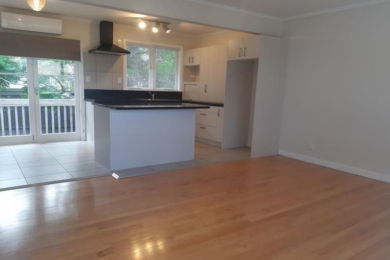 Photo of property in 2/15 East Coast Road, Milford, Auckland, 0620