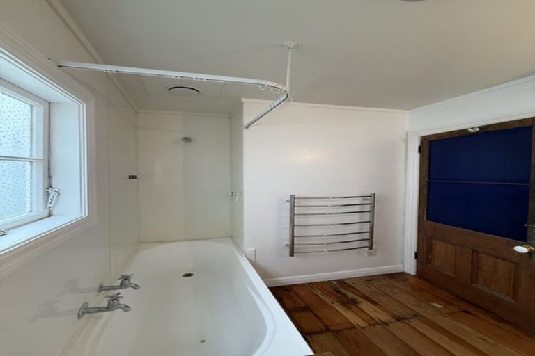 Photo of property in 20 Northland Road, Northland, Wellington, 6012