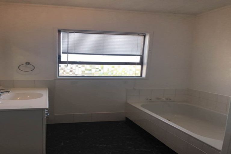 Photo of property in 8 Heaton Grove, Chatswood, Auckland, 0626