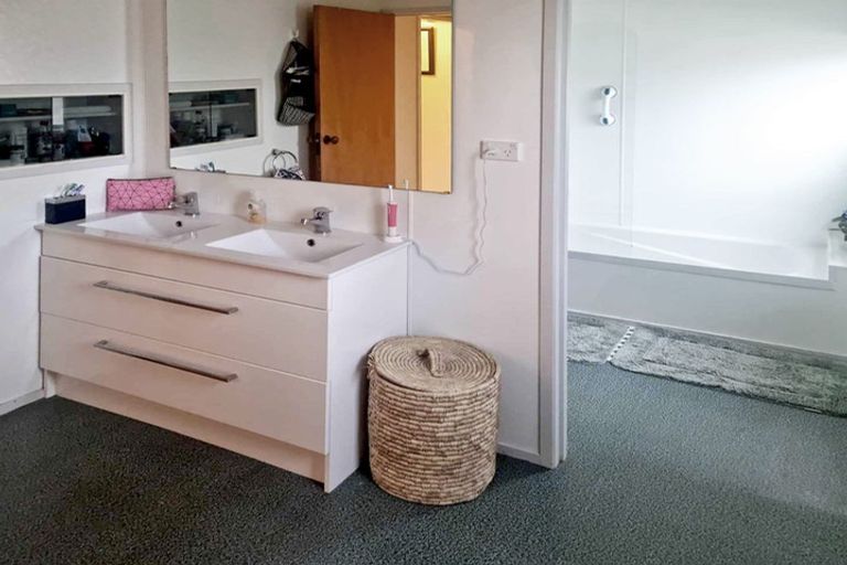 Photo of property in 25 Pyle Road West, One Tree Point, 0118