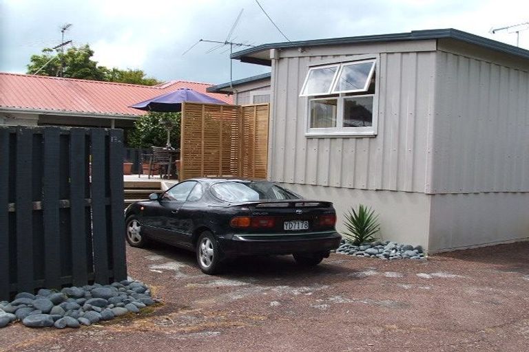 Photo of property in 2/17a Hillcrest Avenue, Hillcrest, Auckland, 0627