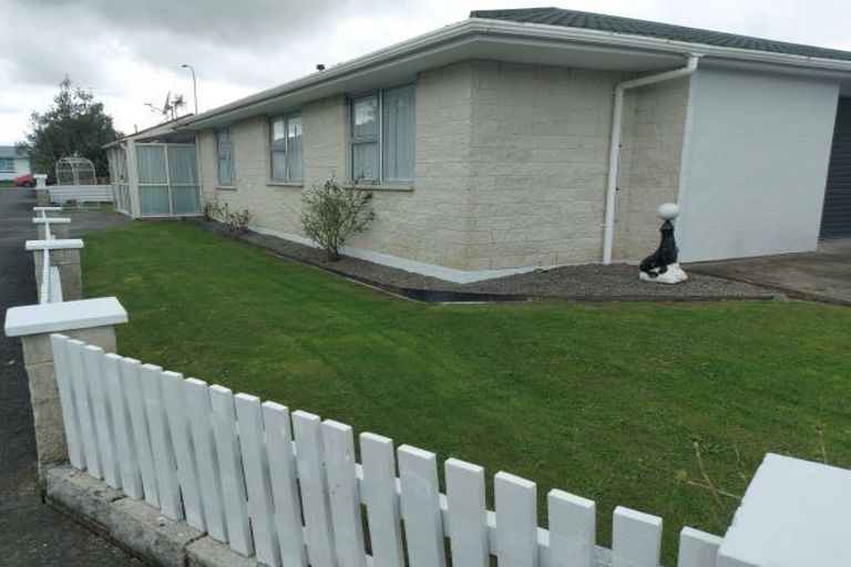 Photo of property in 2 Hill Court, Awapuni, Palmerston North, 4412