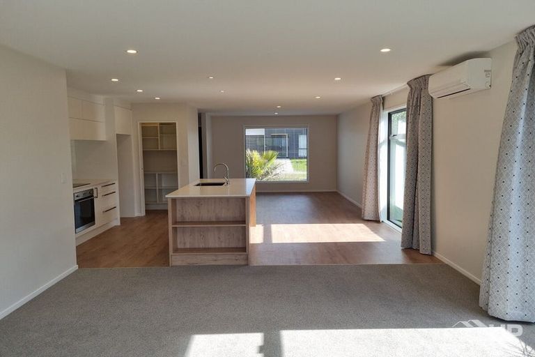 Photo of property in 35 Lumbarda Drive, Kumeu, 0810