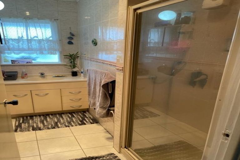 Photo of property in 105 Barrys Road, Glendene, Auckland, 0602