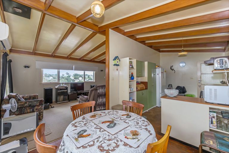 Photo of property in 59 Totaravale Drive, Totara Vale, Auckland, 0629