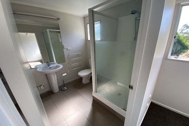 Photo of property in 1/14 Target Road, Totara Vale, Auckland, 0629