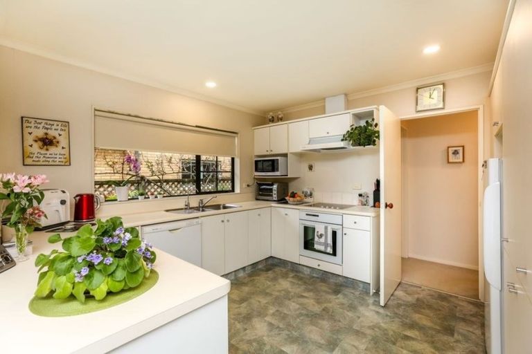 Photo of property in 12 Kawaroa Close, New Plymouth, 4310