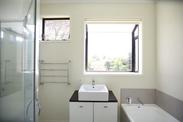 Photo of property in 2/26 Sunnyhill Crescent, Sunnyhills, Auckland, 2010