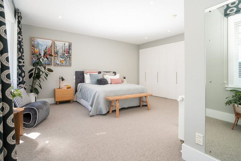 Photo of property in 16 Hawker Street, Mount Victoria, Wellington, 6011