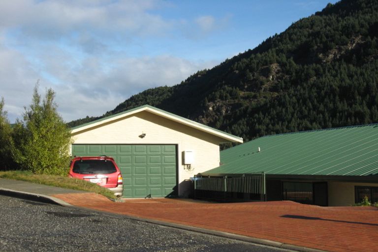 Photo of property in 14 Broadview Rise, Sunshine Bay, Queenstown, 9300