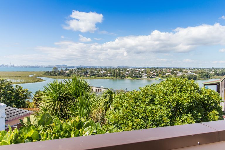 Photo of property in 189 West Harbour Drive, West Harbour, Auckland, 0618