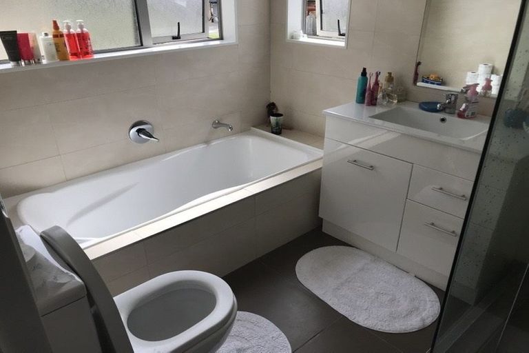 Photo of property in 24 Midhurst Avenue, Henderson, Auckland, 0612