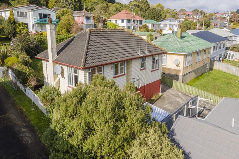 Photo of property in 44 Taylor Terrace, Tawa, Wellington, 5028