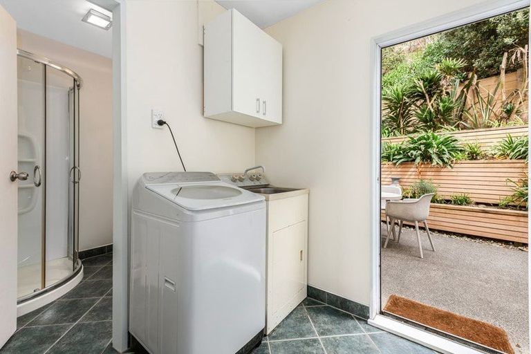 Photo of property in 2/418 Queens Drive, Lyall Bay, Wellington, 6022