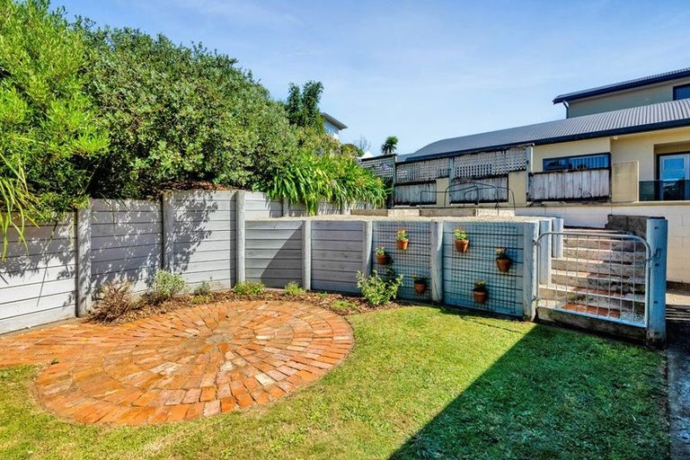 Photo of property in 1 Fairfax Terrace, Frankleigh Park, New Plymouth, 4310