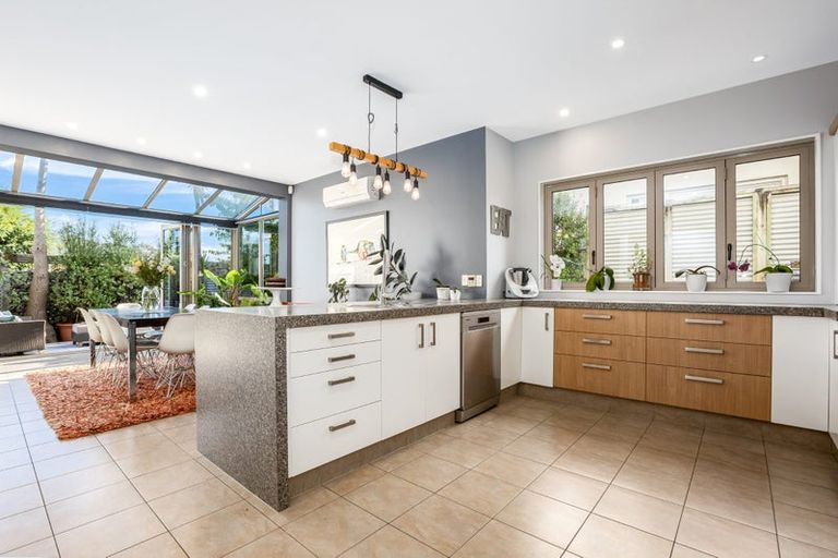 Photo of property in 61 Quadrant Heights, Paraparaumu, 5032