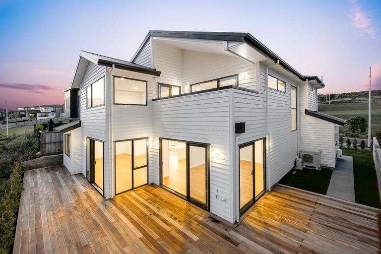 Photo of property in 15 Kumukumu Road, Long Bay, Auckland, 0630