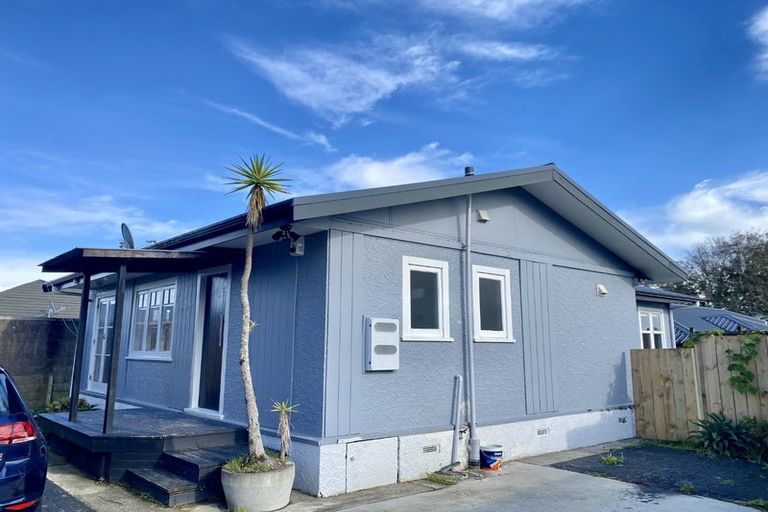 Photo of property in 70 Hobsonville Road, West Harbour, Auckland, 0618