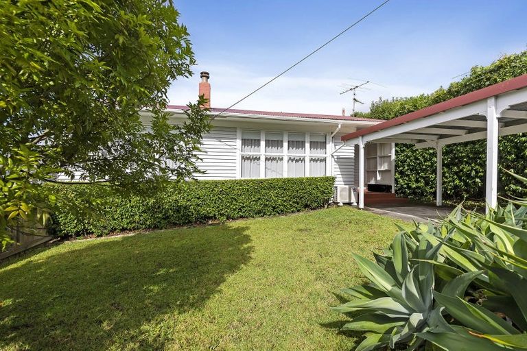 Photo of property in 1/60 Hillcrest Avenue, Hillcrest, Auckland, 0627