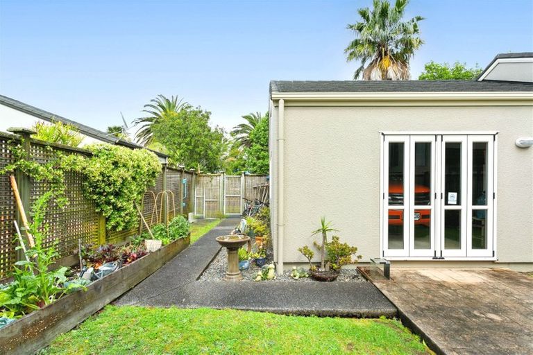 Photo of property in 15 Huntaway Lane, Te Atatu Peninsula, Auckland, 0610