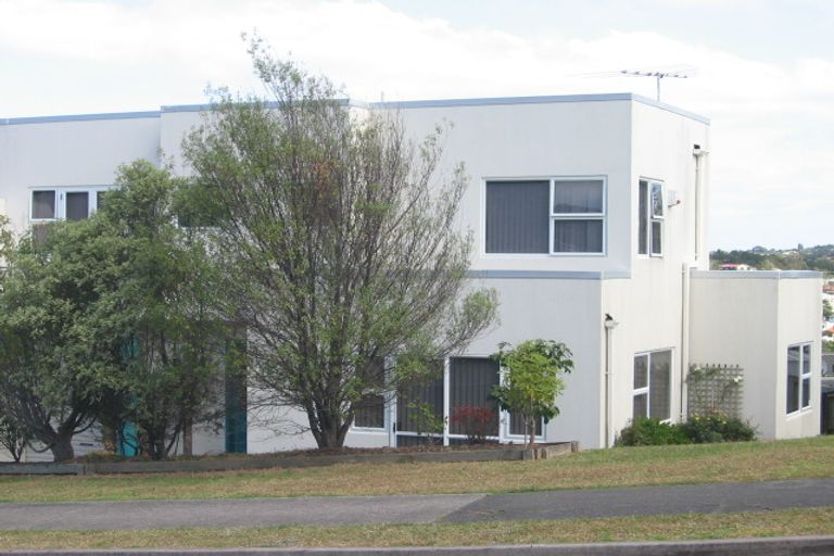 Photo of property in 1/2 Heathglen Place, Bayview, Auckland, 0629