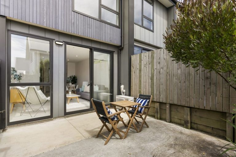 Photo of property in 2/62 Spenmoor Street, Newlands, Wellington, 6037