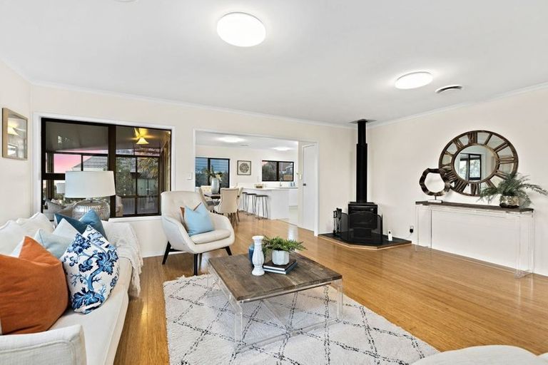Photo of property in 27 Marina View Drive, West Harbour, Auckland, 0618