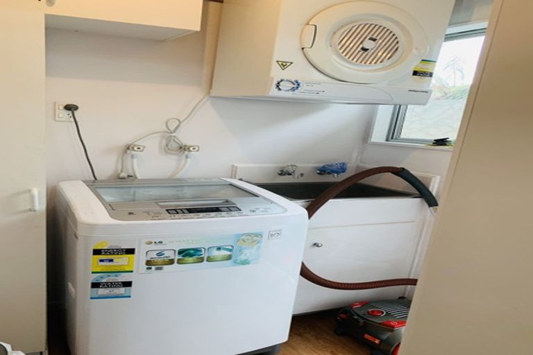 Photo of property in 1/2 Netherlands Avenue, Kelston, Auckland, 0602